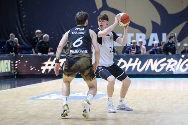 September 4, 2026, xgox, Basketball Exhibition Game: Basketball, Löwen Braunschweig vs. Bamberg Baskets, emspor, from left: Ferdinand Zylka (Braunschweig), 6; Jakob Lang (Bamberg), 22; head-to-head, duel, battle, tackle, Braunschweig