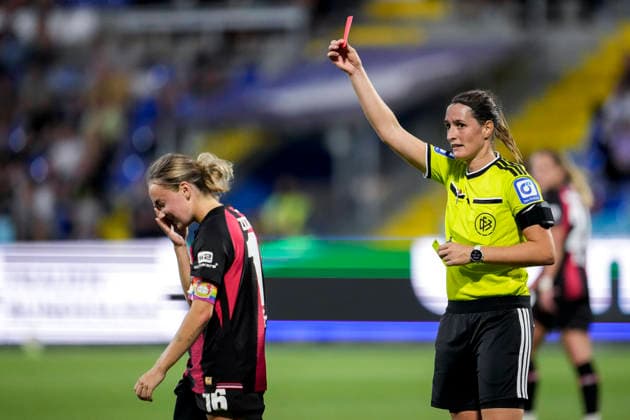 v.li.: Sofie Lena Zdebel (B04, 16) sieht von Naemi Breier (Schiedsrichterin) die Gelb-Rote Karte, Platzverweis, Hinausstellung, Feldverweis, second yellow card, Highlight, Action, Aktion, Spielszene, 04.09.2026, Sinsheim (Hoffenheim) (Deutschland), Fussball, Google Pixel Frauen-Bundesliga, TSG 1899 Hoffenheim - Bayer 04 Leverkusen, DFB DFL REGULATIONS PROHIBIT ANY USE OF PHOTOGRAPHS AS IMAGE SEQUENCES AND OR QUASI-VIDEO. *** From left: Sofie Lena Zdebel (B04, 16) is shown the yellow-red card by referee Naemi Breier—ejection, sending off, second yellow card, highlight, action, play, 04 09 2026, Sinsheim, Hoffenheim, Germany, soccer, Google Pixel Women’s Bundesliga, TSG 1899 Hoffenheim vs. Bayer 04 Leverkusen, DFB and DFL regulations prohibit any use of photographs as image sequences and or quasi-video xozx