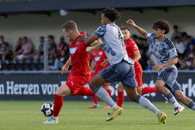 Regionalliga Southwest: Eintracht Frankfurt II vs. FC Astoria Walldorf, September 4, 2026: Marcel Carl (FC Astoria Walldorf) and Julian Etse (Eintracht Frankfurt II) battle for the ball, Eintracht Frankfurt II vs. FC Astoria Walldorf, Dreieich, Maxworx Sportpark, September 4, 2026 Copyright: xBEAUTIFULxSPORTS Gawlikx