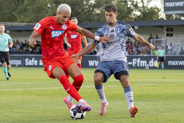 Regionalliga Southwest: Eintracht Frankfurt II vs. FC Astoria Walldorf, September 4, 2026: Kenny Freßle (Fressle) of FC Astoria Walldorf (No. 40) and George Didoss of Eintracht Frankfurt II (No. 19) battle for the ball; Eintracht Frankfurt II vs. FC Astoria Walldorf, Dreieich, Maxworx Sportpark, September 4, 2026 Copyright: xBEAUTIFULxSPORTS Gawlikx