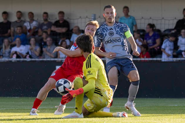 Regionalliga Southwest: Eintracht Frankfurt II vs. FC Astoria Walldorf, September 4, 2026: Amil Siljevic (Eintracht Frankfurt II) blocks a shot by Lennart Grimmer (FC Astoria Walldorf), Eintracht Frankfurt II vs. FC Astoria Walldorf, Dreieich, Maxworx Sportpark, September 4, 2026 Copyright: xBEAUTIFULxSPORTS Gawlikx