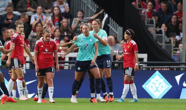 Women s Super League - London City Lionesses v Manchester United, ManU Women LONDON, ENGLAND, SEPTEMBER 4: GOAL 1-0, Alanna Kennedy of London City Lionesses goal celebration with Alexia Putellas of London City Lionesses after scoring a goal to put London City Lionesses 1-0 ahead during the Women s Super League match between London City Lionesses v Manchester United Women at Copperjax Community Stadium, London, England, on September 4. (Photo by Daniel Weir) London Copperjax Community Stadium England Copyright: xDanielxWeir SportsxPressxPhotox Sportspressphoto_SPR222856