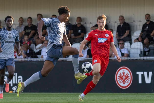 Regionalliga Southwest: Eintracht Frankfurt II vs. FC Astoria Walldorf, September 4, 2026 Julian Etse (Eintracht Frankfurt II) clears the ball in front of Felix Kendel (FC Astoria Walldorf) 11, Eintracht Frankfurt II vs. FC Astoria Walldorf, Dreieich, Maxworx Sportpark, September 4, 2026 Copyright: xBEAUTIFULxSPORTS Gawlikx