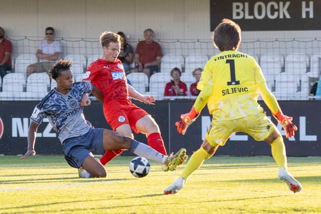 Regionalliga Southwest: Eintracht Frankfurt II vs. FC Astoria Walldorf, September 4, 2026 Julian Etse (Eintracht Frankfurt II 4) clears the ball in front of Felix Kendel (FC Astoria Walldorf 11) and Amil Siljevic (Eintracht Frankfurt II 1) is ready for the ball, Eintracht Frankfurt II vs. FC Astoria Walldorf, Dreieich, Maxworx Sportpark, September 4, 2026 Copyright: xBEAUTIFULxSPORTS Gawlikx