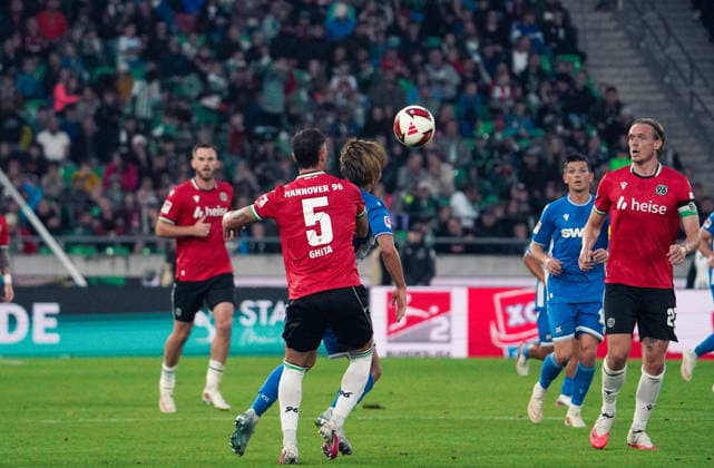 Deutschland: Fussball 2.Bundesliga 2026 2027, 4. Spieltag - Hannover 96 vs Karlsruher SC - Heinz von Heiden Arena Stadion (Hannover): im ZweikampfShio Fukuda (Karlsruher SC, 13) Virgil GhiÅ£Äƒ Virgil Ghita (Hannover 96, 5) *** Germany Soccer 2. Bundesliga 2026–2027, Matchday 4: Hannover 96 vs. Karlsruher SC at Heinz von Heiden Arena in Hannover—Shio Fukuda (Karlsruher SC) and Virgil Ghi?a (Hannover 96) in a tackle, 13–5 Copyright: xAymanxAlahmedx
