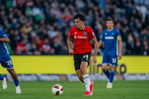 Deutschland: 2. Bundesliga 2026 - 2027, 4. Spieltag - Hannover 96 vs Karlsruher SC - Heinz von Heiden Arena (Hannover): Husseyn Chakroun (Hannover 96, 14) am Ball *** Germany 2. Bundesliga 2026–2027, Matchday 4: Hannover 96 vs. Karlsruher SC, Heinz von Heiden Arena, Hannover; Husseyn Chakroun (Hannover 96), 14 on the ball Copyright: xTomxLauruschkatx
