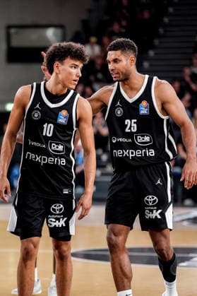 Germany easyCredit BBL, Season Opener: Veolia Towers Hamburg vs. EWE Baskets Oldenburg, Inselpark Arena, Hamburg; Kenneth Ogbe, Veolia Towers Hamburg, 25; Nelson Martin, Veolia Towers Hamburg, 10 Copyright: xStefanxTrochax