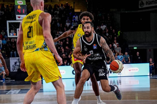 Germany easyCredit BBL, Season Opener: Veolia Towers Hamburg vs. EWE Baskets Oldenburg, Inselpark Arena, Hamburg; Martin Breunig (Veolia Towers Hamburg), 13; Joel Harms (EWE Baskets Oldenburg), 20; Seth Hinrichs (EWE Baskets Oldenburg), 21 Copyright: xStefanxTrochax