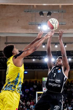 Germany s easyCredit BBL, Season Opener: Veolia Towers Hamburg vs. EWE Baskets Oldenburg at Inselpark Arena in Hamburg. Trey Wade (Veolia Towers Hamburg), 7; Joel Harms (EWE Baskets Oldenburg), 20 Copyright: xStefanxTrochax