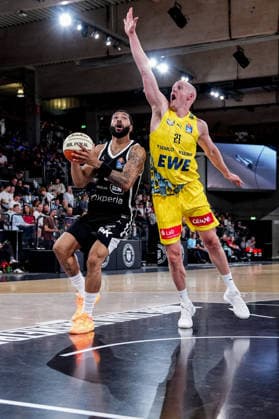 Germany easyCredit BBL, Season Opener: Veolia Towers Hamburg vs. EWE Baskets Oldenburg at Inselpark Arena, Hamburg; David Muenkat (Veolia Towers Hamburg), 55; Seth Hinrichs (EWE Baskets Oldenburg), 21 Copyright: xStefanxTrochax