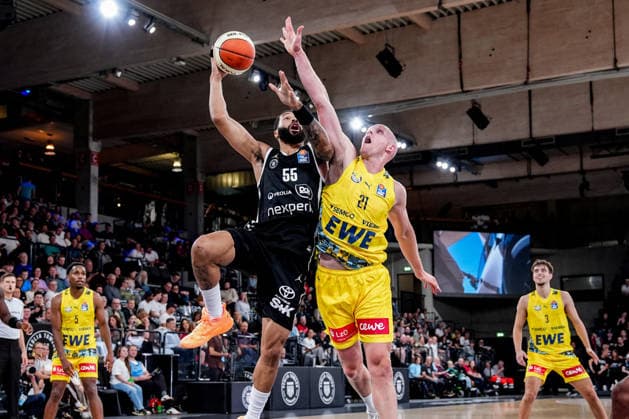 Germany s easyCredit BBL, Season Opener: Veolia Towers Hamburg vs. EWE Baskets Oldenburg at Inselpark Arena in Hamburg. David Muenkat (Veolia Towers Hamburg), 55; Seth Hinrichs (EWE Baskets Oldenburg), 21; Jeremy Roach (EWE Baskets Oldenburg), 5; Zach Ensminger (EWE Baskets Oldenburg), 3 Copyright: xStefanxTrochax