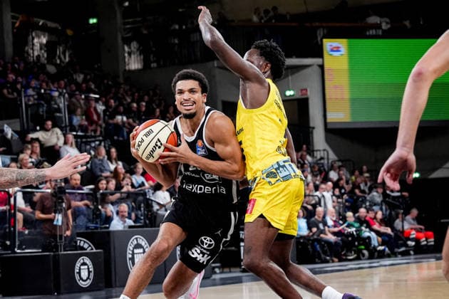 Germany easyCredit BBL, Season Opener: Veolia Towers Hamburg vs. EWE Baskets Oldenburg, Inselpark Arena, Hamburg; Mathys Kangudia (Veolia Towers Hamburg), 28; Ja Qualyn Gilbreath (EWE Baskets Oldenburg), 13 Copyright: xStefanxTrochax