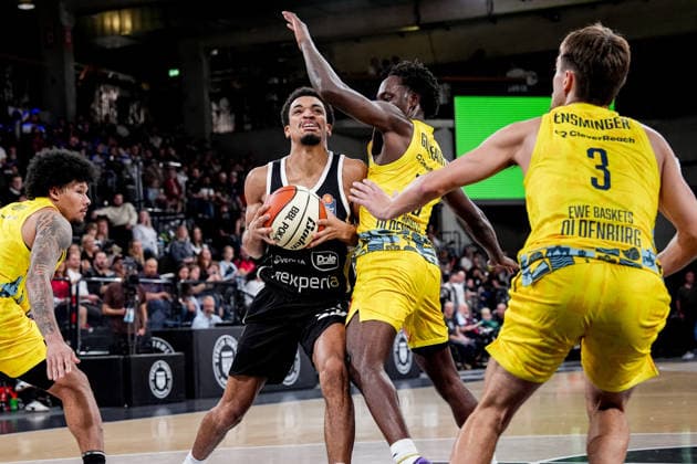 Germany easyCredit BBL, Season Opener: Veolia Towers Hamburg vs. EWE Baskets Oldenburg, Inselpark Arena, Hamburg; Mathys Kangudia (Veolia Towers Hamburg), 28; Tylan Pope (EWE Baskets Oldenburg), 9; Ja Qualyn Gilbreath (EWE Baskets Oldenburg), 13 Copyright: xStefanxTrochax