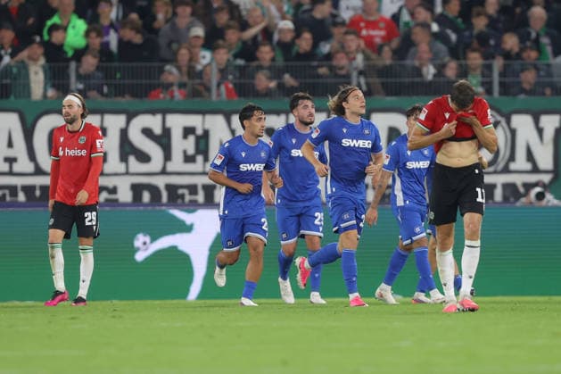 04.09.2026, xtgx, Fussball 2. Bundesliga, Hannover 96 - Karlsruher SC, v.l. Rafael Pinto Pedrosa (Karlsruhe, 36) Jubel, Torjubel, jubelt ueber das Tor, celebrate the goal, celebration, Hannover enttaeuscht, enttäuscht, schaut enttaeuscht, niedergeschlagen, disappointed (DFL DFB REGULATIONS PROHIBIT ANY USE OF PHOTOGRAPHS as IMAGE SEQUENCES and or QUASI-VIDEO) Hannover *** September 4, 2026, xtgx, Soccer 2. Bundesliga, Hannover 96 vs. Karlsruher SC, from left: Rafael Pinto Pedrosa (Karlsruhe), 36, celebrating, goal celebration, celebrating the goal, Hannover is disappointed, looks disappointed, dejected, disappointed DFL DFB REGULATIONS PROHIBIT ANY USE OF PHOTOGRAPHS as IMAGE SEQUENCES and or QUASI-VIDEO Hannover