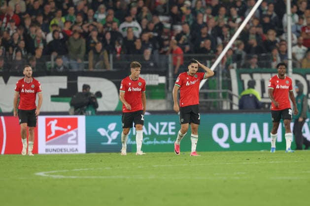 04.09.2026, xtgx, Fussball 2. Bundesliga, Hannover 96 - Karlsruher SC, v.l. Hannover um Husseyn Chakroun (Hannover, 14) enttaeuscht, enttäuscht, schaut enttaeuscht, niedergeschlagen, disappointed (DFL DFB REGULATIONS PROHIBIT ANY USE OF PHOTOGRAPHS as IMAGE SEQUENCES and or QUASI-VIDEO) Hannover *** September 4, 2026, xtgx, Soccer 2. Bundesliga, Hannover 96 vs. Karlsruher SC, from left: Hannover s Husseyn Chakroun, Hannover, 14 disappointed, looks disappointed, dejected, DFL DFB REGULATIONS PROHIBIT ANY USE OF PHOTOGRAPHS as IMAGE SEQUENCES and or QUASI-VIDEO Hannover