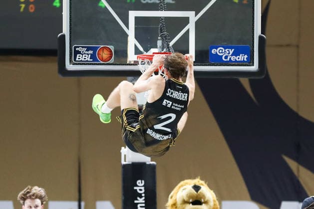 September 4, 2026, xgox, Basketball Exhibition Game: Basketball, Löwen Braunschweig vs. Bamberg Baskets, emspor, from left: Benjamin Schröder (Braunschweig), 2 hanging from the basket (Braunschweig)