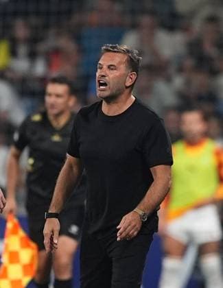 Istanbul Basaksehir v Galatasaray - Turkish Super Lig ISTANBUL, TURKIYE - SEPTEMBER 4: Head coach Okan Buruk of Galatasaray gives tactics to his team during the Turkish Super Lig 4th week football match between Istanbul Basaksehir and Galatasaray at Basaksehir Fatih Terim Stadium in Istanbul, Turkiye on September 4, 2026. Adem Kutucu Anadolu Istanbul Turkey. Editorial use only. Please get in touch for any other usage.  Copyright: x2026xAnadoluxAdemxKutucux