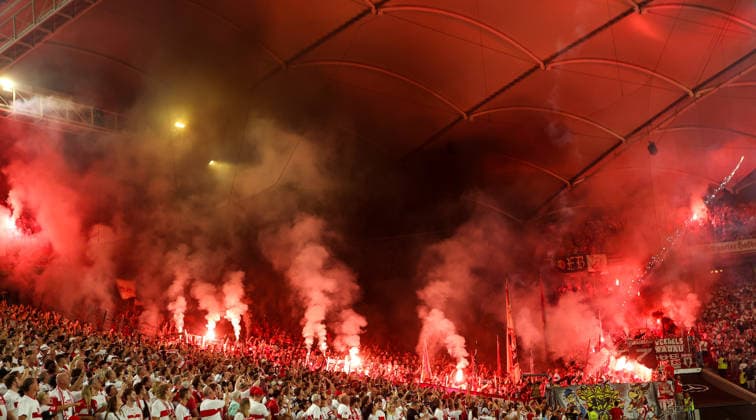 2026.09.04, Deutschland, Stuttgart Fußball VfB Stuttgart vs. 1. FC Köln, Pyrotechnik in der Kölner Fankurve Gemäß den Vorgaben der DFL Deutsche Fußball Liga ist es untersagt, in dem Stadion und oder vom Spiel angefertigte Fotoaufnahmen in Form von Sequenzbildern und oder videoähnlichen Fotostrecken zu verwerten bzw. verwerten zu lassen. DFL, DFB regulations prohibit any use of photographs as image sequences and or quasi-video. *** September 4, 2026, Germany, Stuttgart: VfB Stuttgart vs. 1. FC Köln, Pyrotechnics in the Cologne fan section. According to the regulations of the DFL (German Soccer League), it is prohibited to use or allow the use of photographs taken in the stadium and or during the game in the form of image sequences and or video-like photo series. DFL, DFB regulations prohibit any use of photographs as image sequences and or quasi-video content