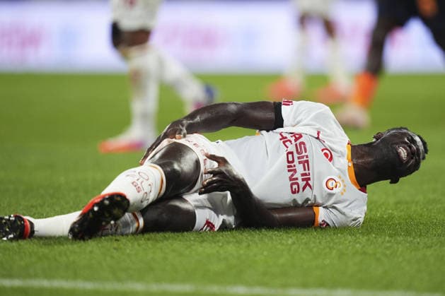 Istanbul Basaksehir v Galatasaray - Turkish Super Lig ISTANBUL, TURKIYE - SEPTEMBER 4: Davinson Sanchez (6) of Galatasaray injures during the Turkish Super Lig 4th week football match between Istanbul Basaksehir and Galatasaray at Basaksehir Fatih Terim Stadium in Istanbul, Turkiye on September 4, 2026. Bunyamin Celik Anadolu Istanbul Turkey. Editorial use only. Please get in touch for any other usage.  Copyright: x2026xAnadoluxBunyaminxCelikx