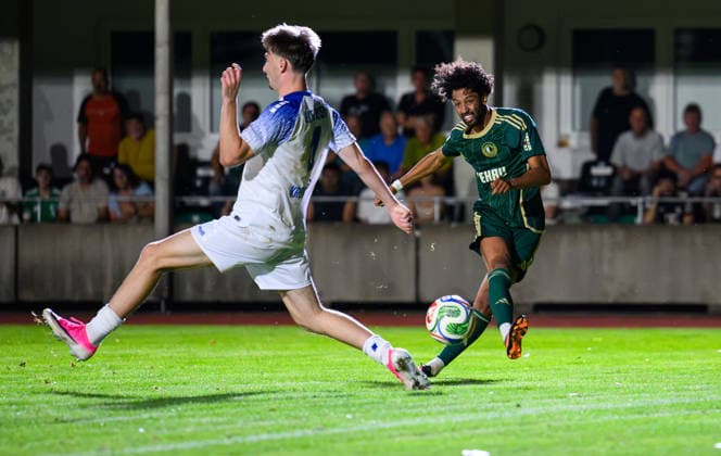 September 4, 2026 Soccer Season 2026–2027 Bavarian Regional League Matchday 7 SC Eltersdorf vs. SCE Quecken FV Illertissen xwoxzix Calvin Sengül 11, SC Eltersdorf scores a goal—a shot on goal—to make it 3–0 against Ben Kronenberg 4, FV Illertissen FVI