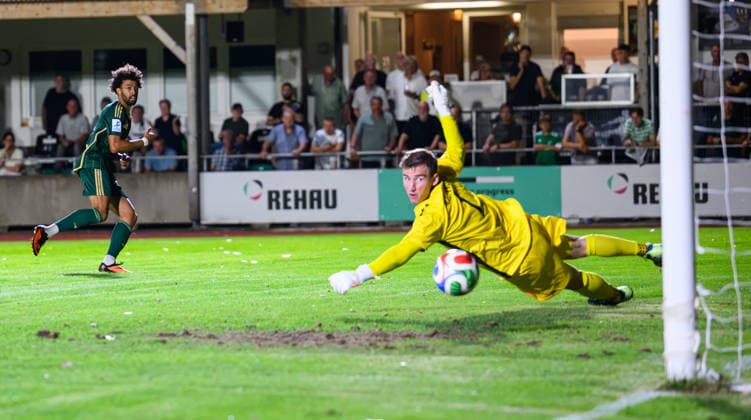 September 4, 2026 Soccer Season 2026–2027 Bavarian Regional League Matchday 07 SC Eltersdorf vs. SCE Quecken FV Illertissen xwoxzix Calvin Sengül 11, SC Eltersdorf scores a goal—a shot on goal—to make it 3–0 against Daniel Adamczyk 1, FV Illertissen FVI