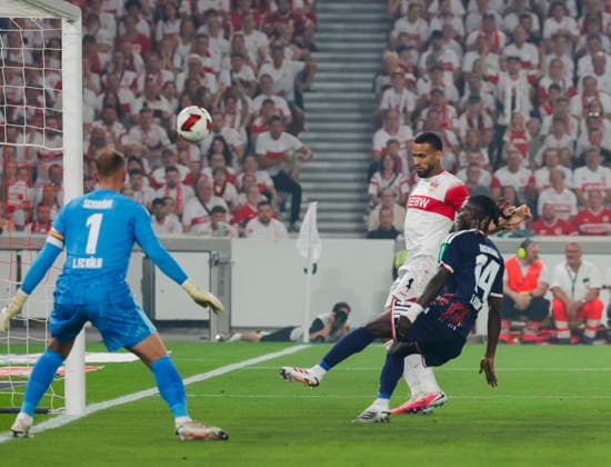 Im Bild: v.li. Torwart Marvin Schwaebe (1. FC Koeln, 1), der Lattentreffer von Josha Vagnoman (VfB Stuttgart, 4) gegen Gideon Mensah (1. FC Koeln, 14) 04.09.2026, VfB Stuttgart - 1. FC Koeln, 1. Bundesliga, 2. Spieltag, Deutschland, Stuttgart, MHP Arena, DFL REGULATIONS PROHIBIT ANY USE OF PHOTOGRAPHS AS IMAGE SEQUENCES AND OR QUASI-VIDEO. *** In the photo, from left: Goalkeeper Marvin Schwaebe (1. FC Köln, 1), Josha Vagnoman (VfB Stuttgart, 4) hits the crossbar against Gideon Mensah (1. FC Köln, 14), April 9, 2026, VfB Stuttgart vs. 1. FC Köln, Bundesliga, Matchday 2, Germany, Stuttgart, MHP Arena. DFL regulations prohibit any use of photographs as image sequences and or quasi-video. Copyright: HMBxMedia xJulienxBecker