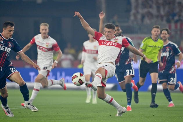 Dzenan PEJCINOVIC (VFB Stuttgart), Aktion,Zweikampf gegen Paul OKON ENGSTLER (1.FC Koeln). Fussball 1. Bundesliga Saison 2026 2027, 2.Spieltag, Spieltag02, VfB Stuttgart - 1.FC Koeln am 04.09.2026 , MHP ARENA Â *** Dzenan PEJCINOVIC, VFB Stuttgart, Action, Tackle against Paul OKON ENGSTLER, 1. FC Köln, Soccer, Bundesliga, 2026–2027 Season, Matchday 2, VfB Stuttgart vs. 1. FC Köln on September 4, 2026, MHP ARENA Â