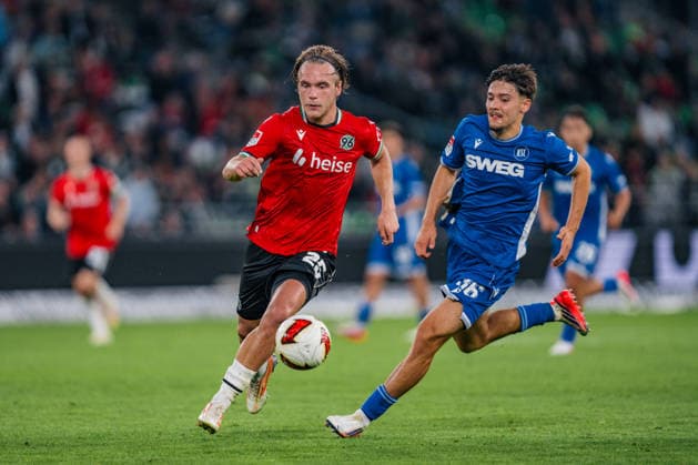 Deutschland: 2. Bundesliga 2026 - 2027, 4. Spieltag - Hannover 96 vs Karlsruher SC - Heinz von Heiden Arena (Hannover): Lars Gindorf (Hannover 96, 25) am Ball *** Germany 2nd Bundesliga 2026–2027, Matchday 4: Hannover 96 vs. Karlsruher SC, Heinz von Heiden Arena, Hannover; Lars Gindorf, Hannover 96, 25 minutes on the ball Copyright: xTomxLauruschkatx