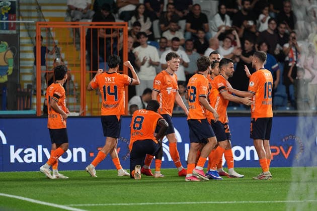 Istanbul Basaksehir v Galatasaray - Turkish Super Lig ISTANBUL, TURKIYE - SEPTEMBER 4: Eldor Shomurodov (14) of Istanbul Basaksehir celebrates after scoring a goal with his team members during the Turkish Super Lig 4th week football match between Istanbul Basaksehir and Galatasaray at Basaksehir Fatih Terim Stadium in Istanbul, Turkiye on September 4, 2026. Adem Kutucu Anadolu Istanbul Turkey. Editorial use only. Please get in touch for any other usage.  Copyright: x2026xAnadoluxAdemxKutucux