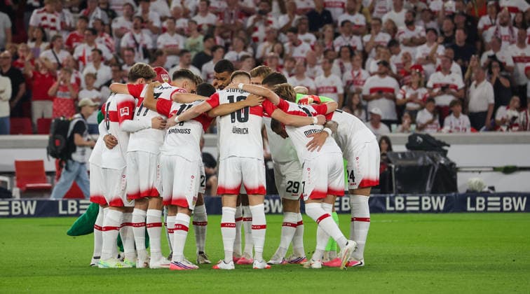 2026.09.04, Deutschland, Stuttgart Fußball VfB Stuttgart vs. 1. FC Köln, die VfB-Spieler bilden einen Kreis vor dem Spiel Gemäß den Vorgaben der DFL Deutsche Fußball Liga ist es untersagt, in dem Stadion und oder vom Spiel angefertigte Fotoaufnahmen in Form von Sequenzbildern und oder videoähnlichen Fotostrecken zu verwerten bzw. verwerten zu lassen. DFL, DFB regulations prohibit any use of photographs as image sequences and or quasi-video. *** September 4, 2026, Germany, Stuttgart: Soccer – VfB Stuttgart vs. 1. FC Köln, The VfB players form a circle before the game. In accordance with the guidelines of the DFL (German Soccer League), it is prohibited to use or allow the use of photographs taken in the stadium and or during the game in the form of image sequences and or video-like photo series. DFL, DFB regulations prohibit any use of photographs as image sequences and or quasi-video content