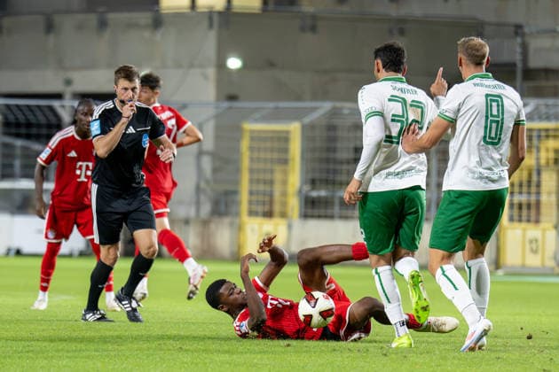 Allen Junior Lambe, 16, of FC Bayern Munich s amateur team, lies on the field during the FC Bayern II vs. VfB Eichstätt match, soccer, Bavarian Regional League, Matchday 7, September 4, 2026. DFB regulations prohibit any use of photographs as image sequences and or quasi-video. Munich, Bavaria, Germany Copyright: xkolbert-press UlrichxGamelx