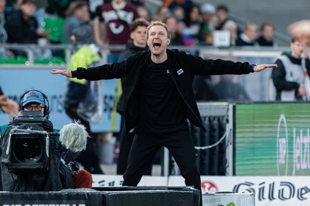 Hannover, Deutschland 04. September 2026: 2. BL - 2026 2027 - Sp. 4 - Hannover 96 gegen Karlsruher SC Im Bild: Trainer Maximilian Senft (KSC) gestikuliert auf dem Spielfeld. DFL DFB regulations prohibit any use of photographs as image sequences and or quasi-video Heinz von Heiden Arena Niedersachsen *** Hanover, Germany September 4, 2026 2. Bundesliga 2026–2027 Matchday 4 Hannover 96 vs. Karlsruher SC Pictured: KSC coach Maximilian Senft gesturing on the field DFL and DFB regulations prohibit any use of photographs as image sequences and or quasi-video Heinz von Heiden Arena LowerLower Saxony Copyright: xFotostandx xKruczynskix