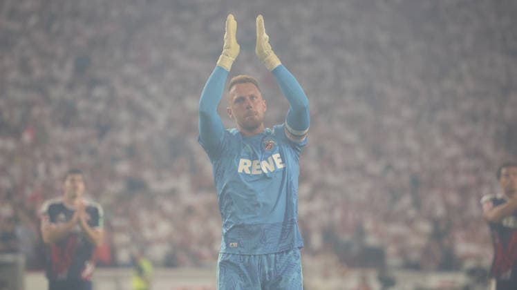 04.09.2026, xrekx, Fussball 1.Bundesliga, VfB Stuttgart - 1.FC Köln v.l. Marvin Schwäbe (1.FC Koeln) bedankt bedanken sich bei den Fans, the player thanks the fans for their support (DFL DFB REGULATIONS PROHIBIT ANY USE OF PHOTOGRAPHS as IMAGE SEQUENCES and or QUASI-VIDEO) Stuttgart *** September 4, 2026, xrekx, Soccer, Bundesliga 1, VfB Stuttgart 1 FC Köln v l Marvin Schwäbe 1 FC Köln thanks the fans; the player thanks the fans for their support. DFL and DFB regulations prohibit any use of photographs as image sequences and or quasi-video. Stuttgart
