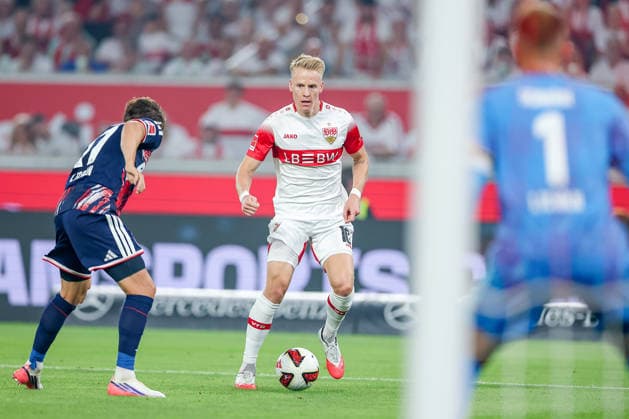 04.09.2026, Fußball, VfB Stuttgart - 1. FC Köln, 1. Fußball Bundesliga, 2. Spieltag, MHP-Arena, Saison 2026 2027: Chris Führich (VfB Stuttgart 10) im Zweikampf gegen Reigan Heskey (1FC Koeln 11) DFB regulations prohibit any use of photographs as image sequences and or quasi-video. Baden-Württemberg Deutschland *** September 4, 2026, Soccer, VfB Stuttgart vs. 1. FC Köln, 1 Bundesliga, Matchday 2, MHP Arena, 2026–2027 season. Chris Führich (VfB Stuttgart, No. 10) in a tackle against Reigan Heskey (1. FC Köln, No. 11). DFB regulations prohibit any use of photographs as image sequences and or quasi-video. Baden-Württemberg, Germany