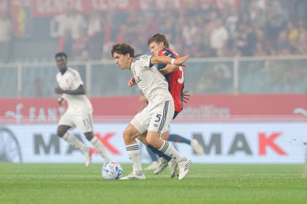 GenoaÕs Morten Frendrup fights for the ball with ComoÕs Maximo Perrone during the Serie A soccer match between Genoa and Como at the Luigi Ferraris Stadium in Genoa, Italy - Friday, September 04, 2026. - Soccer .  Copyright: xTanoxPecoraro LaPressex