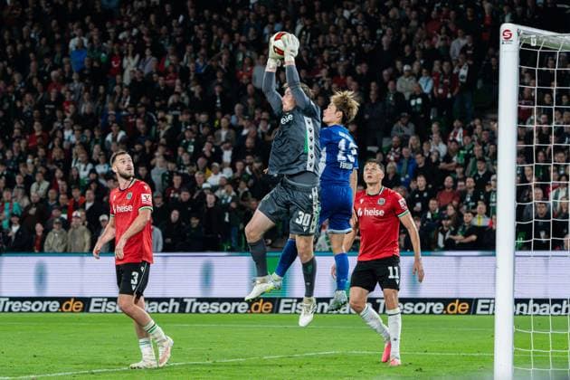 Hannover, Deutschland 04. September 2026: 2. BL - 2026 2027 - Sp. 4 - Hannover 96 gegen Karlsruher SC Im Bild: v. li. im Zweikampf Torwart Leo Weinkauf (H96) und Shio Fukuda (KSC) DFL DFB regulations prohibit any use of photographs as image sequences and or quasi-video Heinz von Heiden Arena Niedersachsen *** Hanover, Germany September 4, 2026 2. Bundesliga 2026–2027 Matchday 4: Hannover 96 vs. Karlsruher SC Pictured from left in a tackle: Goalkeeper Leo Weinkauf (H96) and Shio Fukuda (KSC). DFL and DFB regulations prohibit any use of photographs as image sequences and or quasi-video at the Heinz von Heiden Arena in Lower Saxony Copyright: xFotostandx xKruczynskix