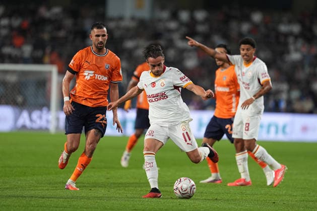 Istanbul Basaksehir v Galatasaray - Turkish Super Lig ISTANBUL, TURKIYE - SEPTEMBER 4: Emin Bayram (23) of Istanbul Basaksehir in action against Yunus Akgun (11) of Galatasaray during the Turkish Super Lig 4th week football match between Istanbul Basaksehir and Galatasaray at Basaksehir Fatih Terim Stadium in Istanbul, Turkiye on September 4, 2026. Adem Kutucu Anadolu Istanbul Turkey. Editorial use only. Please get in touch for any other usage.  Copyright: x2026xAnadoluxAdemxKutucux