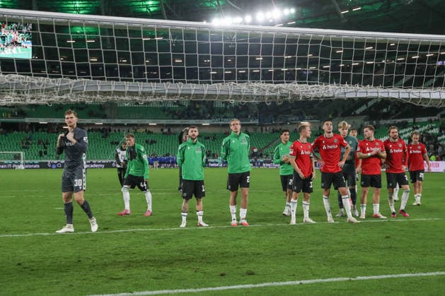 04.09.2026, xtgx, Fussball 2. Bundesliga, Hannover 96 - Karlsruher SC, v.l. Hannover enttaeuscht, enttäuscht, schaut enttaeuscht, niedergeschlagen, disappointed (DFL DFB REGULATIONS PROHIBIT ANY USE OF PHOTOGRAPHS as IMAGE SEQUENCES and or QUASI-VIDEO) Hannover *** September 4, 2026, xtgx, Soccer, 2. Bundesliga, Hannover 96 vs. Karlsruher SC, from left: Hannover looks disappointed, looks dejected, looks downcast, disappointed. DFL and DFB regulations prohibit any use of photographs as image sequences and or quasi-video. Hannover