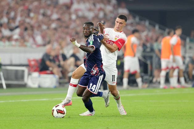 2026.09.04, Deutschland, Stuttgart Fußball VfB Stuttgart vs. 1. FC Köln, Gideon Mensah (Köln) Bilai El Khannouss (VfB) Gemäß den Vorgaben der DFL Deutsche Fußball Liga ist es untersagt, in dem Stadion und oder vom Spiel angefertigte Fotoaufnahmen in Form von Sequenzbildern und oder videoähnlichen Fotostrecken zu verwerten bzw. verwerten zu lassen. DFL, DFB regulations prohibit any use of photographs as image sequences and or quasi-video. *** September 4, 2026, Germany, Stuttgart: Soccer – VfB Stuttgart vs. 1. FC Köln, Gideon Mensah, Cologne; Bilai El Khannouss, VfB. In accordance with the regulations of the DFL (German Soccer League), it is prohibited to use or allow the use of photographs taken in the stadium and or during the game in the form of image sequences and or video-like photo galleries. DFL, DFB regulations prohibit any use of photographs as image sequences and or quasi-video