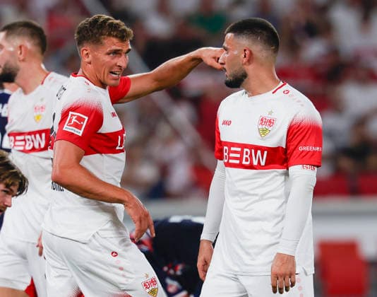 Im Bild: v.li. Grischa Proemel (VfB Stuttgart, 21) gibt Deniz Undav (VfB Stuttgart, 26) Anweisungen 04.09.2026, VfB Stuttgart - 1. FC Koeln, 1. Bundesliga, 2. Spieltag, Deutschland, Stuttgart, MHP Arena, DFL REGULATIONS PROHIBIT ANY USE OF PHOTOGRAPHS AS IMAGE SEQUENCES AND OR QUASI-VIDEO. *** In the photo, from left: Grischa Proemel (VfB Stuttgart, 21) gives instructions to Deniz Undav (VfB Stuttgart, 26) on September 4, 2026, VfB Stuttgart vs. 1. FC Köln, Bundesliga 1, Matchday 2, Germany, Stuttgart, MHP Arena; DFL regulations prohibit any use of photographs as image sequences and or quasi-video Copyright: HMBxMedia xJulienxBecker