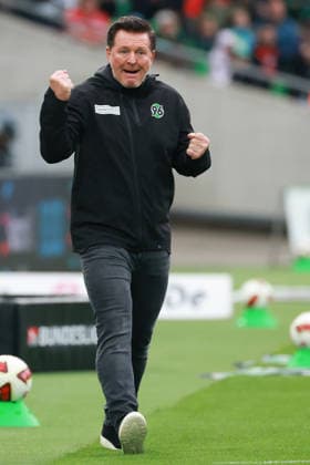 2. Bundesliga - Hannover 96 - Karlsruher SC am 04.09.2026 in der Heinz von Heiden Arena in Hannover Trainer Christian Titz (Hannover) regt sich auf und beschwert ich *** 2. Bundesliga: Hannover 96 vs. Karlsruher SC on September 4, 2026, at the Heinz von Heiden Arena in Hannover. Coach Christian Titz of Hannover gets upset and complains. MH