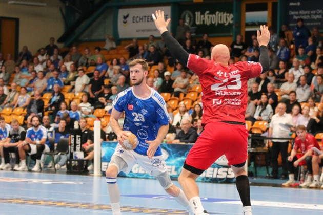 September 4, 2026 Men s Handball 2026–2027, Handball Bundesliga 2, Matchday 2: Dessau Roßlauer HV 06 vs. Eulen Ludwigshafen, Anhalt Arena, Dessau. Yannick Danneberg, Dessau, 26, in blue, has the ball; Lars Röller of Ludwigshafen, 23, in red, is ready on defense; Dessau Roßlau, Saxony-Anhalt, Germany