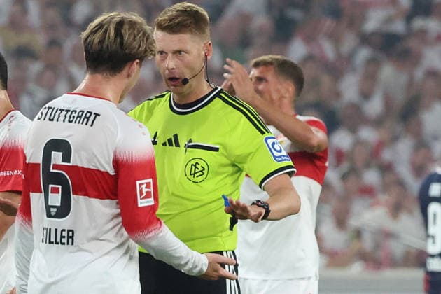 04.09.2026, xrekx, Fussball 1.Bundesliga, VfB Stuttgart - 1.FC Köln v.l. Angelo Stiller (VfB Stuttgart) Schiedsrichter Referee Christian Dingert gibt Anweisungen, gestikuliert, mit den Armen gestikulieren gives instructions, gesticulate (DFL DFB REGULATIONS PROHIBIT ANY USE OF PHOTOGRAPHS as IMAGE SEQUENCES and or QUASI-VIDEO) Stuttgart *** September 4, 2026, xrekx, Soccer, Bundesliga 1, VfB Stuttgart vs. FC Köln, Angelo Stiller, VfB Stuttgart; Referee Christian Dingert gives instructions, gesticulates with his arms, gesticulates DFL DFB REGULATIONS PROHIBIT ANY USE OF PHOTOGRAPHS as IMAGE SEQUENCES and or QUASI-VIDEO Stuttgart