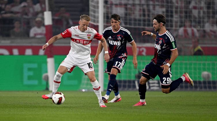 Fussball 1. Bundesliga Saison 2026 2027 2. Spieltag 04.09.2026 VfB Stuttgart - 1. FC Koeln Chris Fuehrich (li, VfB Stuttgart) gegen Alessio Castro-Montes (mi, 1. FC Koeln) und Jan Thielmann (re, 1. FC Koeln) *** Soccer: Bundesliga Season 2026–2027, Matchday 2, September 4, 2026: VfB Stuttgart vs. 1. FC Köln, Chris Führich (left), VfB Stuttgart vs. Alessio Castro Montes (center), 1. FC Köln and Jan Thielmann (right), 1. FC Köln