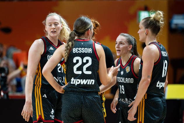deutsche Mannschaft beim Huddle, Marie Guelich (Deutschland, 21), Emily Bessoir (Deutschland, 22), Britta Daub (Deutschland, 19), Leonie Fiebich (Deutschland, 13), GER, Spanien vs. Deutschland, Basketball, FIBA Women s World Cup 2026, Gruppenphase, Spieltag 1, 04.09.2026 GER, Spanien vs. Deutschland, Basketball, FIBA Women s World Cup 2026, Spieltag 1, 04.09.2026 Berlin *** German team during a huddle, Marie Guelich (Germany), 21, Emily Bessoir (Germany), 22, Britta Daub (Germany), 19, Leonie Fiebich (Germany), 13, GER, Spain vs. Germany, basketball, 2026 FIBA Women’s World Cup, group stage, Match Day 1, September 4, 2026 GER, Spain vs. Germany, basketball, 2026 FIBA Women’s World Cup, Match Day 1, September 4, 2026 Berlin Copyright: xEibner-Pressefoto MaxxVincenx EP_MVN