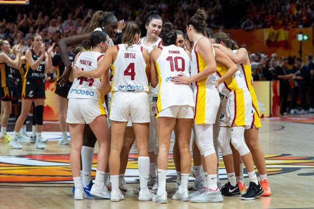 spanische Mannschaft beim Huddle, Raquel Carrera (Spanien, 14), Mariona Ortiz (Spanien, 04), Megan Gustafson (Spanien, 17), Maria Conde (Spanien, 10), Maria Conde (Spanien, 10), GER, Spanien vs. Deutschland, Basketball, FIBA Women s World Cup 2026, Gruppenphase, Spieltag 1, 04.09.2026 GER, Spanien vs. Deutschland, Basketball, FIBA Women s World Cup 2026, Spieltag 1, 04.09.2026 Berlin *** Spanish team during a huddle, Raquel Carrera (Spain), 14, Mariona Ortiz (Spain), 04, Megan Gustafson (Spain), 17, Maria Conde (Spain), 10, Maria Conde (Spain), 10, GER, Spain vs. Germany, Basketball, 2026 FIBA Women’s World Cup, Group Stage, Matchday 1, September 4, 2026 GER, Spain vs. Germany, Basketball, 2026 FIBA Women’s World Cup, Matchday 1, September 4, 2026 Berlin Copyright: xEibner-Pressefoto MaxxVincenx EP_MVN