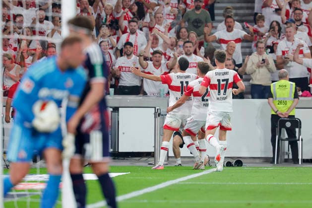 Im Bild: Jubel nach dem Tor zum 1:0 bei den Stuttgarter Spielern angefuehrt von Bilal El Khannouss (VfB Stuttgart, 11), rechts im Bild, und Torwart Marvin Schwaebe (1. FC Koeln, 1) muss den Ball aus dem Tor fischen, links im Bild 04.09.2026, VfB Stuttgart - 1. FC Koeln, 1. Bundesliga, 2. Spieltag, Deutschland, Stuttgart, MHP Arena, DFL REGULATIONS PROHIBIT ANY USE OF PHOTOGRAPHS AS IMAGE SEQUENCES AND OR QUASI-VIDEO. *** Pictured: The Stuttgart players, led by Bilal El Khannous of VfB Stuttgart, celebrate after scoring the 1-0 goal, 11, on the right in the photo, and goalkeeper Marvin Schwaebe of 1. FC Köln, who has to retrieve the ball from the net, on the left in the photo, September 4, 2026, VfB Stuttgart vs. 1. FC Köln, 1 Bundesliga, Matchday 2, Germany, Stuttgart, MHP Arena, DFL REGULATIONS PROHIBIT ANY USE OF PHOTOGRAPHS AS IMAGE SEQUENCES AND OR QUASI-VIDEO Copyright: HMBxMedia xJulienxBecker
