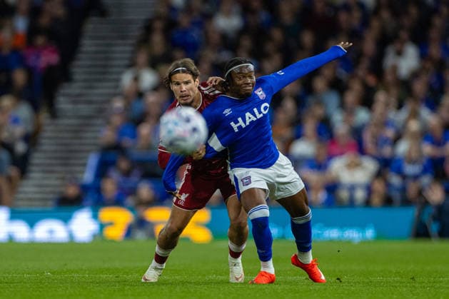 Football - FA Premier League - Ipswich Town v Liverpool FC IPSWICH, ENGLAND - Friday, September 4, 2026: Liverpool s Milos Kerkez is challenged by Ipswich Town s Abdul Fatawu (R) during the FA Premier League match between Ipswich Town FC and Liverpool FC at Portman Road. (Photo by David Rawcliffe Propaganda) IPSWICH Portman Road SUFFOLK ENGLAND  Copyright: xDavidxRawcliffex P2026-09-04-Ipswich_Liverpool-63
