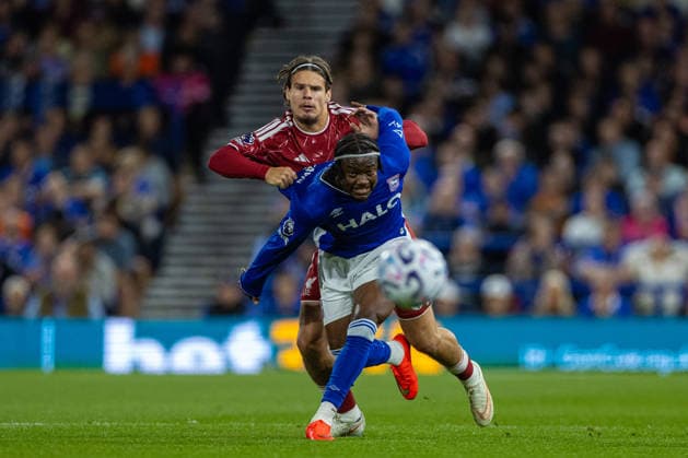 Football - FA Premier League - Ipswich Town v Liverpool FC IPSWICH, ENGLAND - Friday, September 4, 2026: Liverpool s Milos Kerkez is challenged by Ipswich Town s Abdul Fatawu (R) during the FA Premier League match between Ipswich Town FC and Liverpool FC at Portman Road. (Photo by David Rawcliffe Propaganda) IPSWICH Portman Road SUFFOLK ENGLAND  Copyright: xDavidxRawcliffex P2026-09-04-Ipswich_Liverpool-64