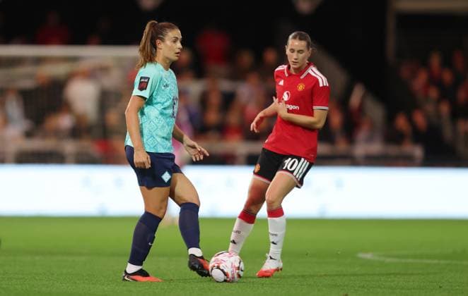Women s Super League - London City Lionesses v Manchester United, ManU Women LONDON, ENGLAND, SEPTEMBER 4: Alexia Putellas of London City Lionesses on the ball during the Women s Super League match between London City Lionesses v Manchester United Women at Copperjax Community Stadium, London, England, on September 4. (Photo by Daniel Weir) London Copperjax Community Stadium England Copyright: xDanielxWeir SportsxPressxPhotox Sportspressphoto_SPR222926